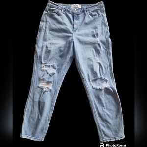 Hollister Curvy high Rise Mom Jeans Distressed